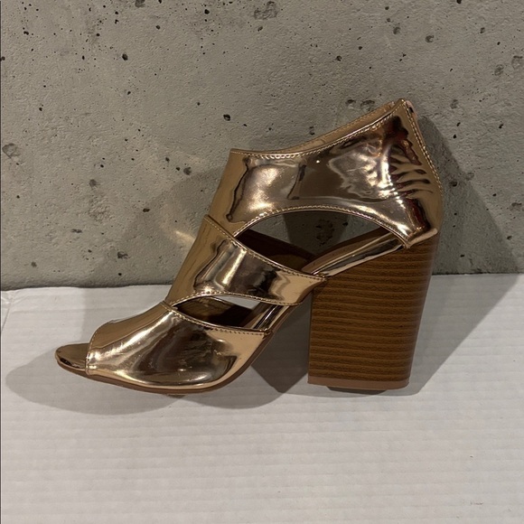 Yoki Metallic Gold Peep-Toe Sandals - Size 6 - Picture 3 of 9